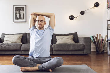 Mann macht Yoga zu Hause - MCF00301