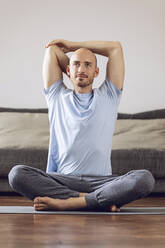 Mann macht Yoga zu Hause - MCF00302