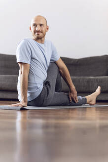 Mann macht Yoga zu Hause - MCF00307
