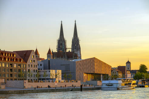 Dom St. Peter und Museum Brandhorst an der Donau gegen den Himmel bei Sonnenuntergang, Regensburg, Deutschland - LBF02675