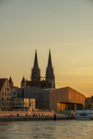 Dom St. Peter und Museum Brandhorst an der Donau gegen den Himmel bei Sonnenuntergang, Regensburg, Deutschland, lizenzfreies Stockfoto