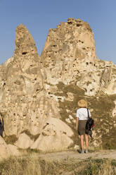 Junge Frau, Burg Uchisar, Kappadokien, Türkei - KNTF03312