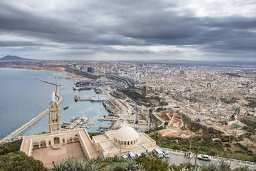 Blick über Oran mit der Kathedrale Santa Cruz im Vordergrund, Oran, Algerien, Nordafrika, Afrika - RHPLF07094