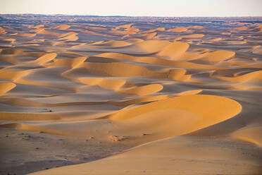 Sonnenuntergang in den riesigen Sanddünen der Sahara-Wüste, Timimoun, Westalgerien, Nordafrika, Afrika - RHPLF07115