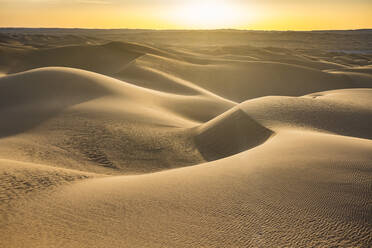 Sonnenuntergang in den riesigen Sanddünen der Sahara-Wüste, Timimoun, Westalgerien, Nordafrika, Afrika - RHPLF07117