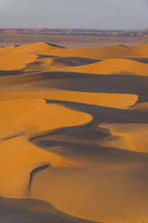 Sonnenuntergang in den riesigen Sanddünen der Sahara-Wüste, Timimoun, Westalgerien, Nordafrika, Afrika - RHPLF07118