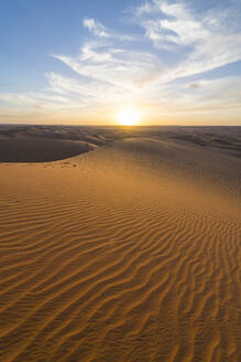 Sonnenuntergang in den riesigen Sanddünen der Sahara-Wüste, Timimoun, Westalgerien, Nordafrika, Afrika - RHPLF07119