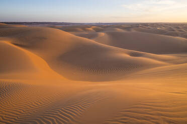 Sonnenuntergang in den riesigen Sanddünen der Sahara-Wüste, Timimoun, Westalgerien, Nordafrika, Afrika - RHPLF07120