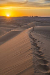 Sonnenuntergang in den riesigen Sanddünen der Sahara-Wüste, Timimoun, Westalgerien, Nordafrika, Afrika - RHPLF07121