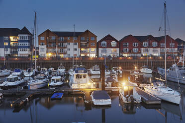 Blick in der Abenddämmerung auf die moderne Hafenbebauung an der Mündung des Flusses Exe in Exmouth, Devon, England, Vereinigtes Königreich, Europa - RHPLF07136