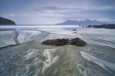 Die Isle of Rhum von Laig Bay, Cleadale, Isle of Eigg, Kleine Inseln, Innere Hebriden, Schottland, Vereinigtes Königreich, Europa - RHPLF07145