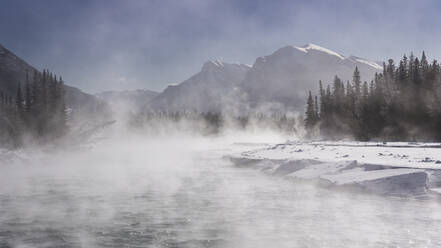 Vom Wasser des Bow River aufsteigender Nebel bei winterlichen Temperaturen unter Null, Canmore, Alberta, Kanadische Rockies, Kanada, Nordamerika - RHPLF07149
