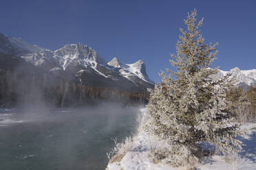 Winter entlang des Bow River mit Ha Ling Peak, Canmore, Alberta, Kanadische Rockies, Kanada, Nordamerika - RHPLF07151