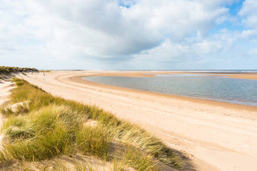 Norfolk Coast Path National Trail in Holkham Bay, Norfolk, East Anglia, England, Vereinigtes Königreich, Europa - RHPLF07167