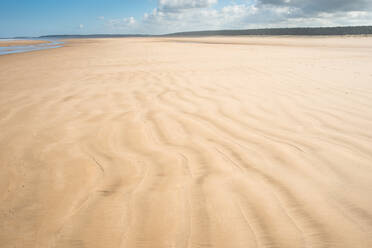 Sandstrand an der Holkham Bay auf dem Norfolk Coast Path National Trail, Norfolk, East Anglia, England, Vereinigtes Königreich, Europa - RHPLF07168