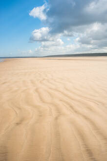 Sandstrand an der Holkham Bay auf dem Norfolk Coast Path National Trail, Norfolk, East Anglia, England, Vereinigtes Königreich, Europa - RHPLF07169