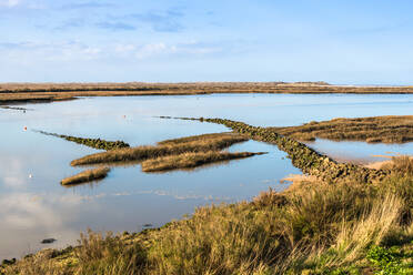 Blick auf den Norfolk Coast Path National Trail in der Nähe von Burnham Overy Staithe, Norfolk, East Anglia, England, Vereinigtes Königreich, Europa, bei einsetzender Flut - RHPLF07172