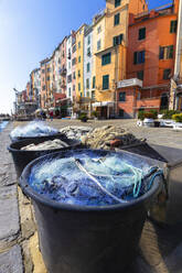 Fischernetze mit typischen Häusern im Hintergrund, Porto Venere, Cinque Terre, UNESCO-Weltkulturerbe, Ligurien, Italien, Europa - RHPLF07190