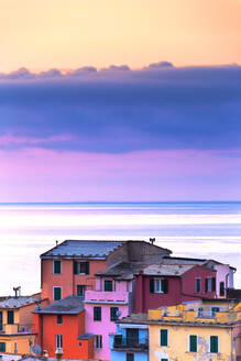 Bunte Häuser von Vernazza bei Sonnenaufgang, Cinque Terre, UNESCO-Weltkulturerbe, Ligurien, Italien, Europa - RHPLF07196