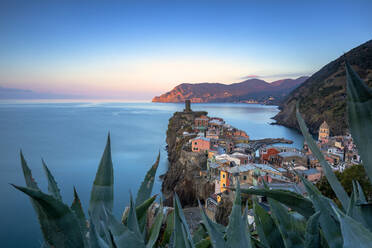 Sonnenaufgang über dem Dorf Vernazza von oben, Cinque Terre, UNESCO-Weltkulturerbe, Ligurien, Italien, Europa - RHPLF07197