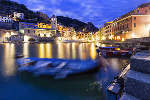 Vertäute Boote im Hafen von Vernazza in der Abenddämmerung, Cinque Terre, UNESCO-Weltkulturerbe, Ligurien, Italien, Europa, lizenzfreies Stockfoto