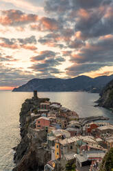 Blick von oben auf Vernazza bei Sonnenuntergang, Cinque Terre, UNESCO-Weltkulturerbe, Ligurien, Italien, Europa - RHPLF07199