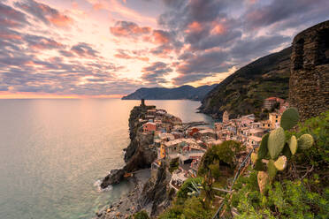 Blick von oben auf Vernazza bei Sonnenuntergang, Cinque Terre, UNESCO-Weltkulturerbe, Ligurien, Italien, Europa - RHPLF07201