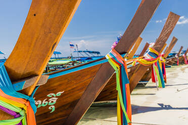 Langschwanzboote auf der Insel Ko Rawi im Tarutao Marine National Park, in Thailand, Südostasien, Asien - RHPLF07212