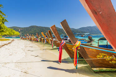 Langschwanzboote auf der Insel Ko Rawi im Tarutao Marine National Park, in Thailand, Südostasien, Asien - RHPLF07213