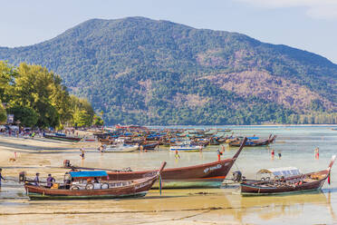 Langschwanzboote in Ko Lipe, im Tarutao National Marine Park, Thailand, Südostasien, Asien - RHPLF07215