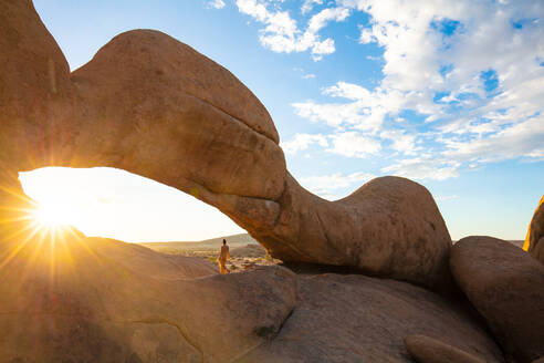 Modell auf der Spitzkoppe, Namibia, Afrika - RHPLF07221