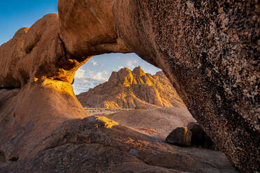 Spitzkoppe-Bogen bei Sonnenaufgang, Namibia, Afrika - RHPLF07222