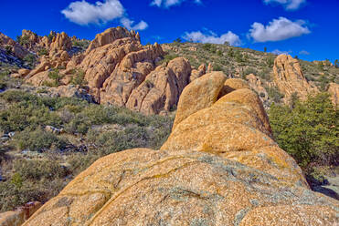Seltsam geformte Granitfelsen entlang eines Weges im Constellation Park namens Hole in the Wall, Prescott, Arizona, Vereinigte Staaten von Amerika, Nordamerika - RHPLF07231
