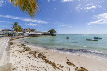 Blick auf den Strand von St. Lawrence Gap, Barbados, Westindien, Karibik, Mittelamerika - RHPLF07261
