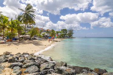 Blick auf Strand und Karibisches Meer in Holetown, Barbados, Westindien, Karibik, Mittelamerika - RHPLF07262