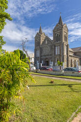 Blick auf den Unabhängigkeitsplatz und die katholische Kathedrale der Unbefleckten Empfängnis, Basseterre, St. Kitts und Nevis, Westindien, Karibik, Mittelamerika - RHPLF07280