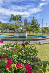 Blick auf den Unabhängigkeitsplatz und die katholische Kathedrale der Unbefleckten Empfängnis, Basseterre, St. Kitts und Nevis, Westindien, Karibik, Mittelamerika - RHPLF07281