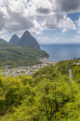 Blick auf Soufriere mit den Pitons, UNESCO-Weltkulturerbe, dahinter, St. Lucia, Inseln über dem Winde, Westindische Inseln, Karibik, Mittelamerika - RHPLF07289