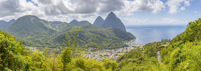 Panoramablick auf Soufriere mit den Pitons, UNESCO-Weltkulturerbe, dahinter, St. Lucia, Inseln über dem Winde, Westindische Inseln, Karibik, Mittelamerika - RHPLF07291