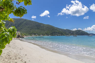 Blick auf den Strand von Cane Garden Bay, Tortola, Britische Jungferninseln, Westindien, Karibik, Mittelamerika - RHPLF07294