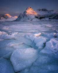 Gebrochenes Eis des Flakstadoya-Sees, Lofoten, Nordland, Norwegen, Europa - RHPLF07309