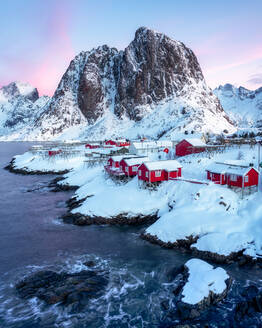Rorbuer Fischerhütten im Schnee, Hamnoy, Moskenesoya, Lofoten Inseln, Nordland, Norwegen, Europa - RHPLF07310