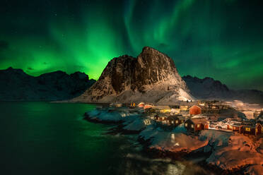 Aurora Borealis (Nordlicht) über den Fischerhütten von Rorbuer, Hamnoy, Moskenesoya, Lofoten-Inseln, Nordland, Norwegen, Europa - RHPLF07312