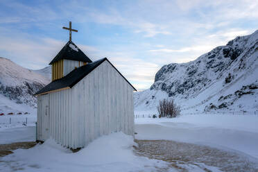 Die kleine weiße Kirche, Unstad Strand, Lofoten Inseln, Nordland, Norwegen, Europa - RHPLF07314