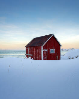 Die rote Hütte am Meer, Lofoten-Inseln, Nordland, Norwegen, Europa - RHPLF07315