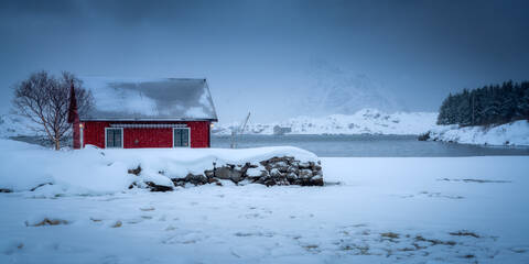 Traditionelles Rorbu an einem verschneiten Wintertag, Lofoten-Inseln, Nordland, Norwegen, Europa, lizenzfreies Stockfoto