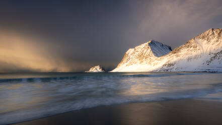 Ein dramatischer Haukland Strand, Lofoten, Nordland, Norwegen, Europa - RHPLF07322