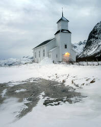 Gimsoy Kirche im Schnee, Gimsoy, Lofoten, Nordland, Arktis, Norwegen, Europa - RHPLF07325