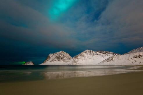 Aurora Borealis (Nordlicht) über Haukland Strand, Lofoten Inseln, Nordland, Arktis, Norwegen, Europa - RHPLF07326