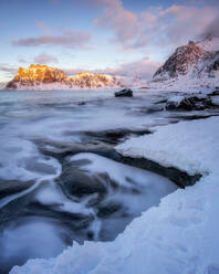 Uttakleiv Strand im Winter, Lofoten Inseln, Nordland, Arktis, Norwegen, Europa - RHPLF07327